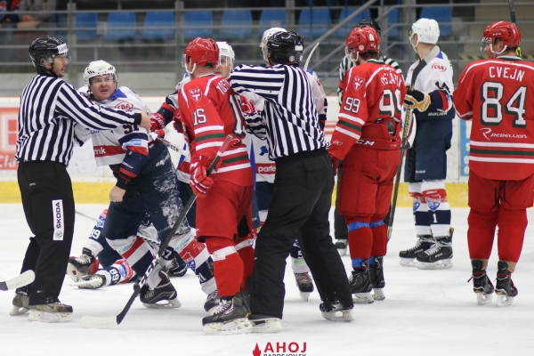 hokej-bj-gel-ahoj18-15B93A66FB-1C23-C393-D4B5-064C3045B3C8.jpg