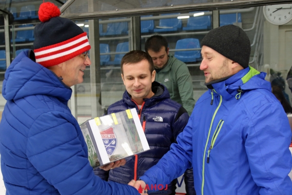 hokej-darcek-2018-203BA4286-9B65-3472-E23E-8F751255393E.jpg